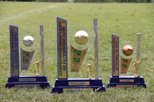 Troféu de acrílico com metal resinado